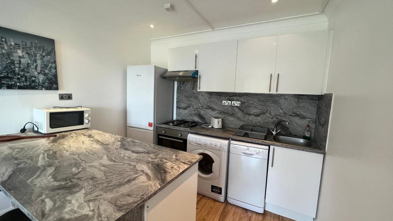 Comfy 2 Bedroom Apartments - Finchley Road, London Bagian luar foto