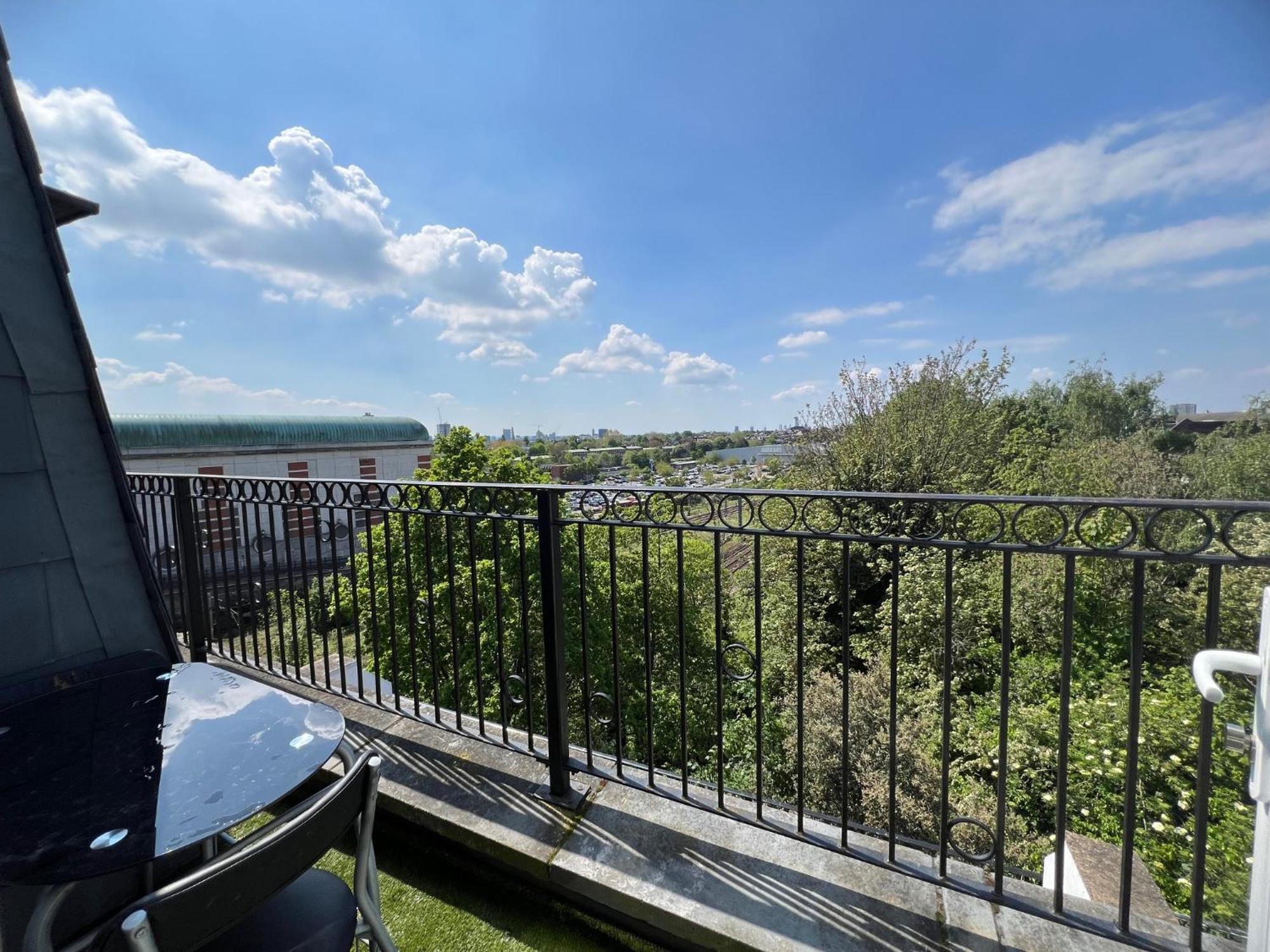 Comfy 2 Bedroom Apartments - Finchley Road, London Bagian luar foto